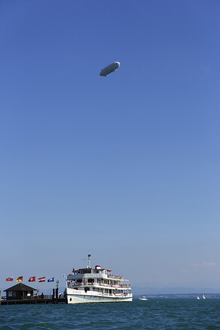 Schiff und Zeppelin, Unteruhldingen, Uhldingen-Mühlhofen, Baden-Württemberg, Deutschland