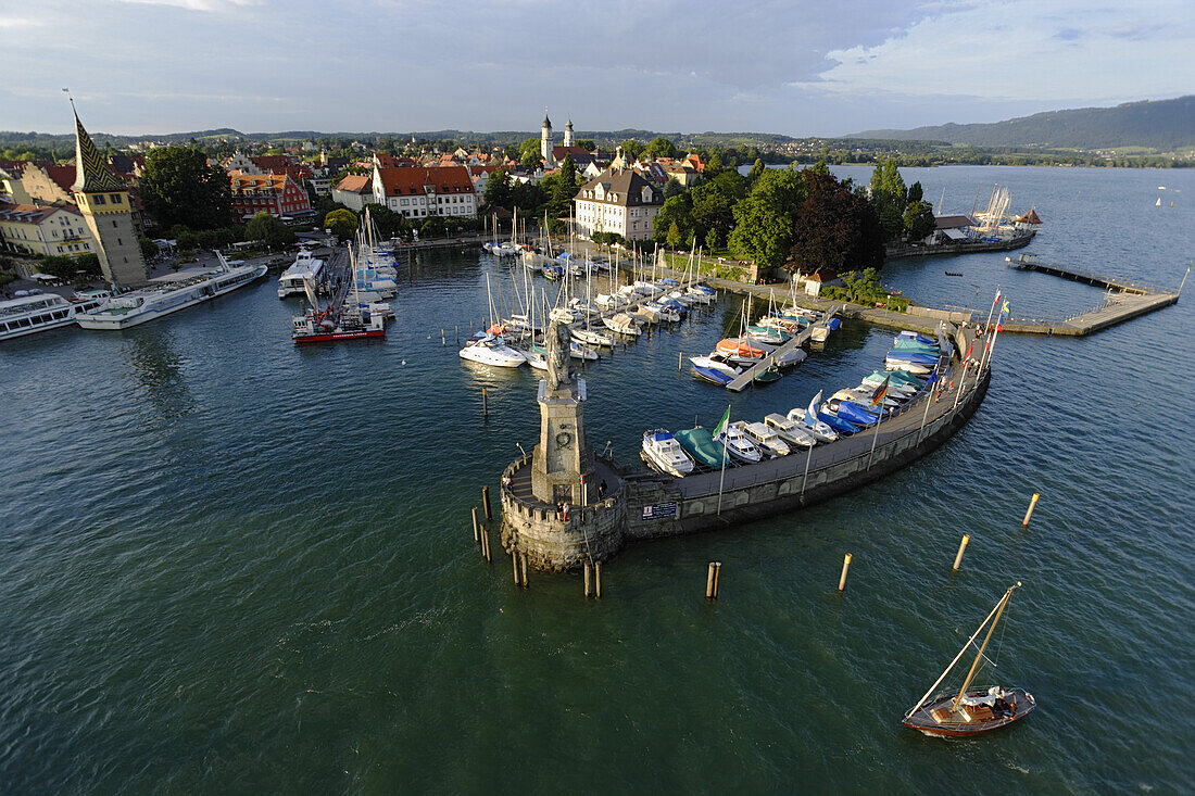 Hafeneinfahrt mit Bayerischen Löwe, Lindau, Bayern, Deutschland