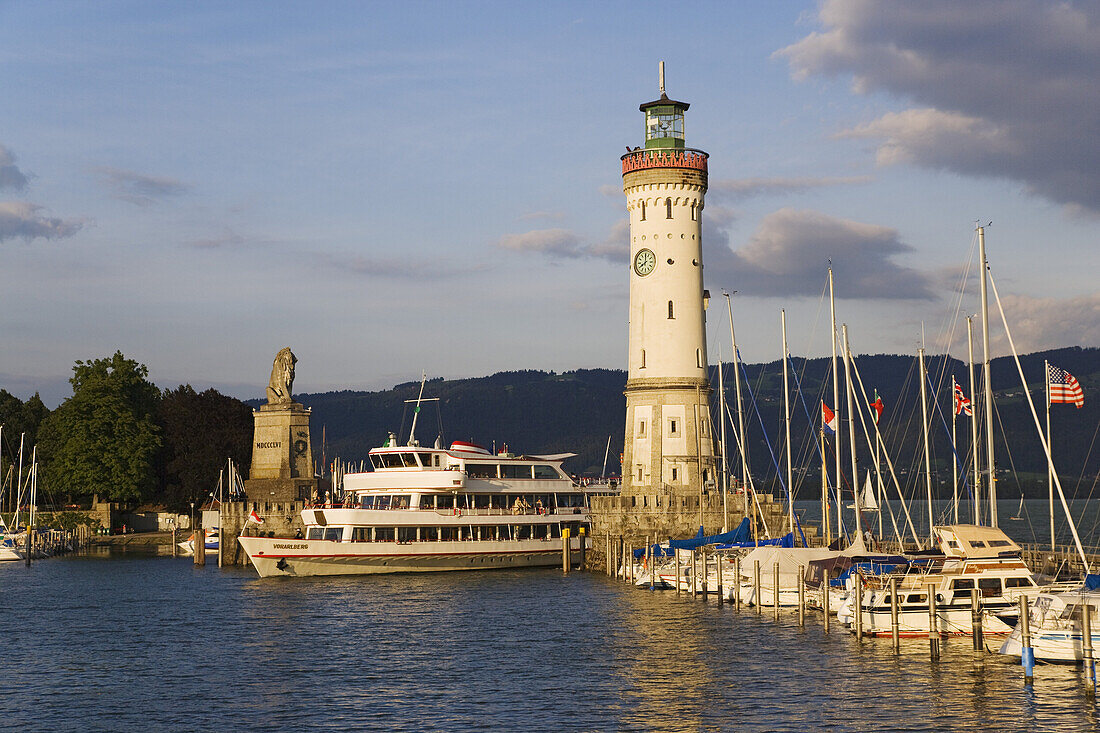 Hafeneinfahrt mit Leuchtturm und Löwe, Lindau, Bayern, Deutschland