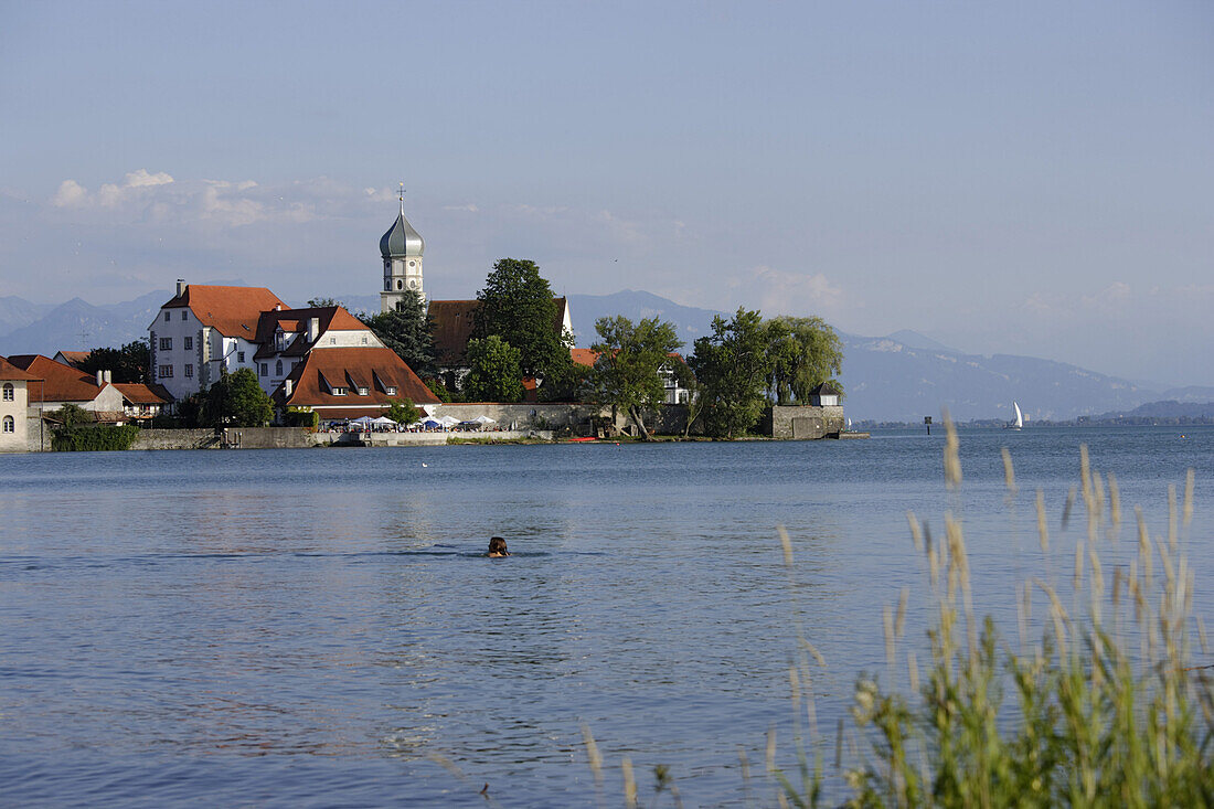 Blick über den Bodensee auf Wasserburg mit St. Georg Kirche, Bayern, Deutschland