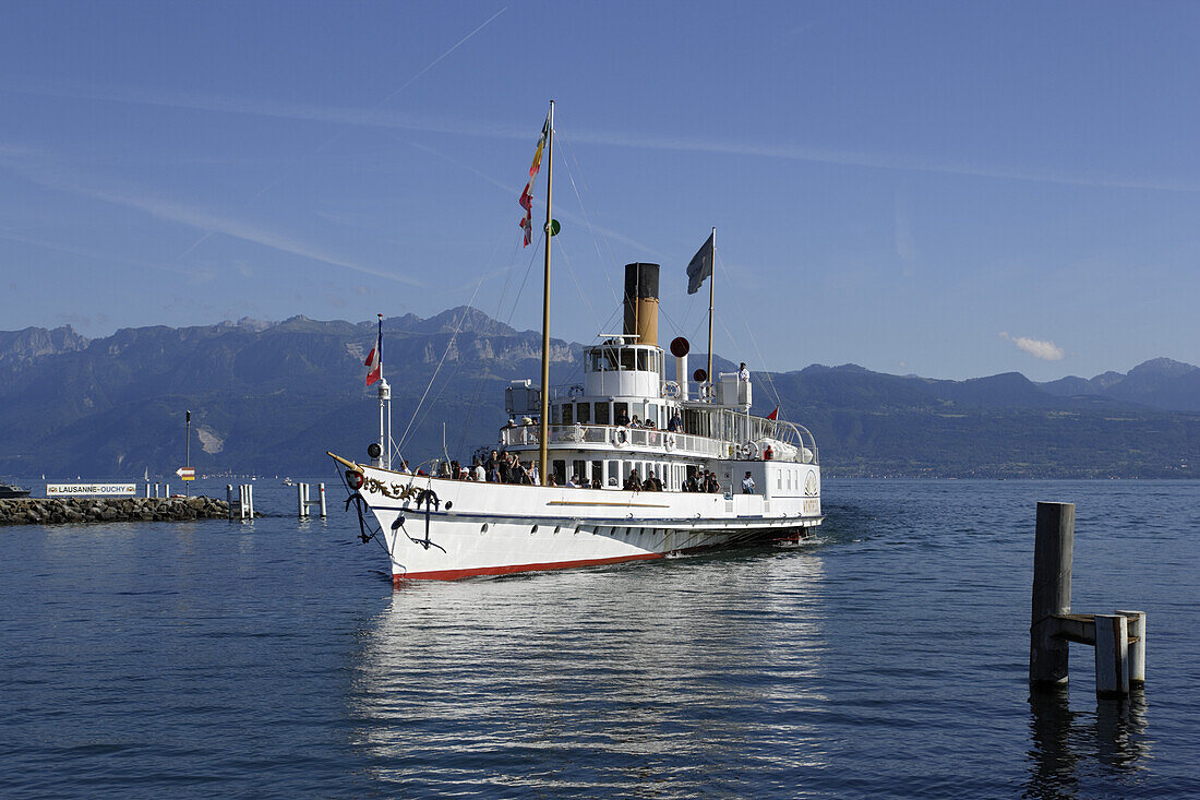 Ausflugsdampfer fährt in Hafen ein, Ouchy, Lausanne, Kanton Waadt, Schweiz