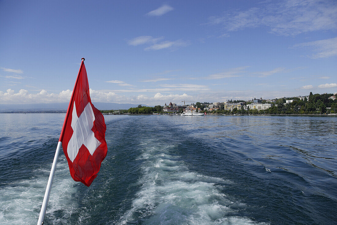 Blick über den Genfersee auf Ouchy, Lausanne, Kanton Waadt, Schweiz