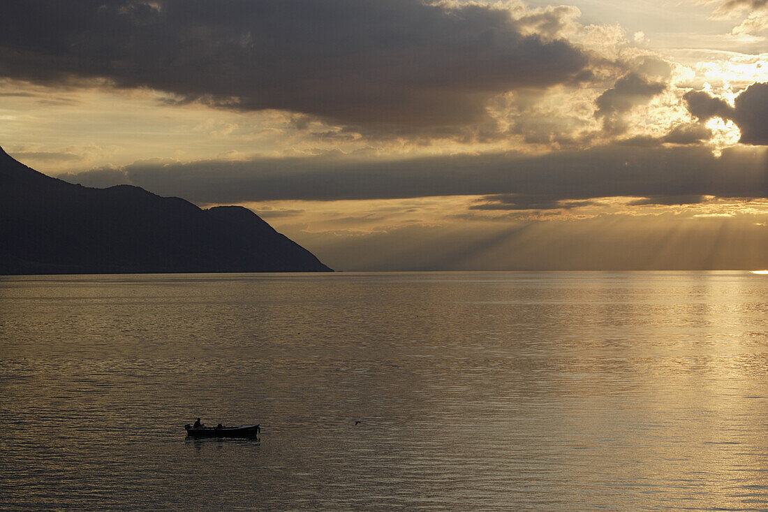 Boot auf dem Genfersee im Sonnenuntergang, Veytaux, Waadt, Schweiz