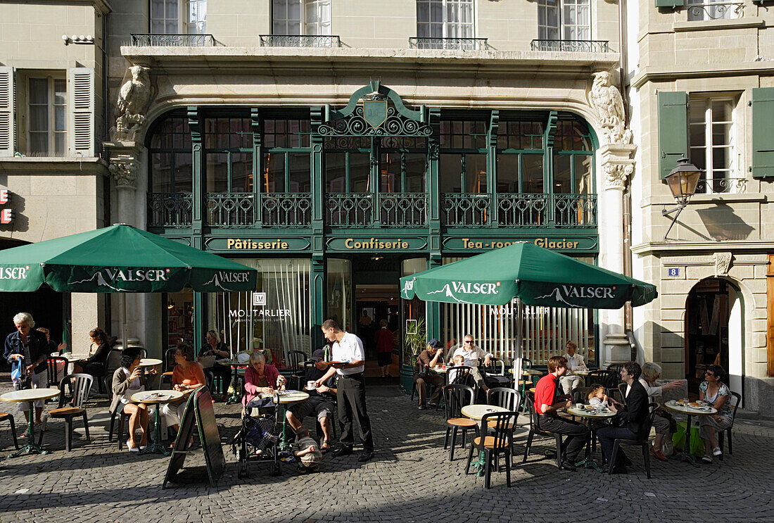 Straßencafe am Place de la Palud, Lausanne, Kanton Waadt, Schweiz
