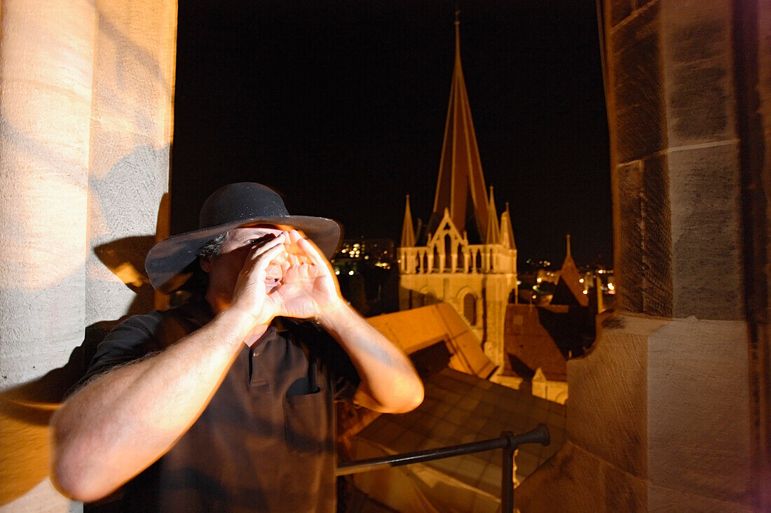 Turmwächter ruft die Zeit aus, Kathedrale Notre-Dame, Lausanne, Kanton Waadt, Schweiz