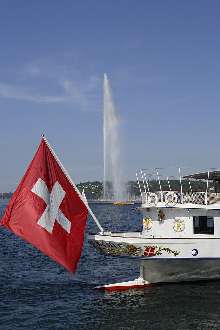 Jet d’eau, Ausflugsboot mit schweizer Fahne im Vordergrund, Genfersee, Genf, Kanton Genf, Schweiz