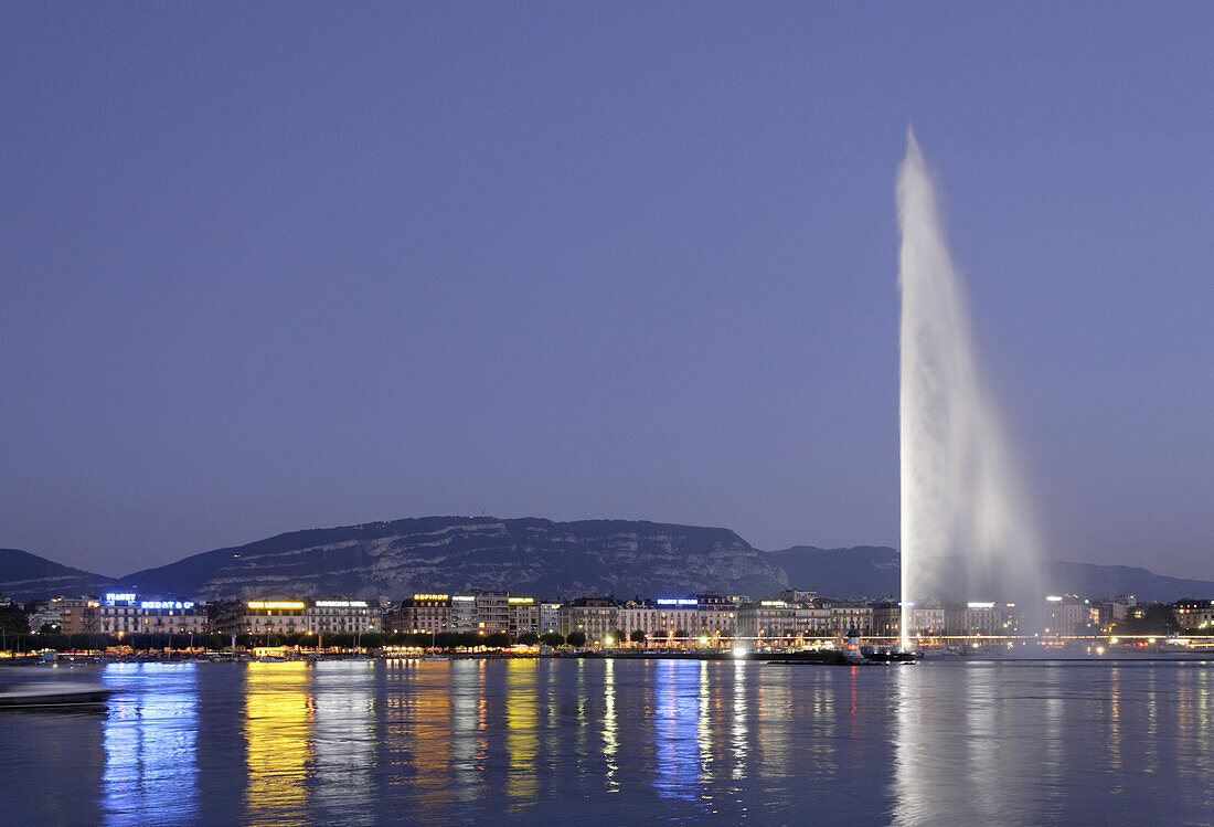 Beleuchteter Jet d’eau bei Nacht, Genfersee, Genf, Kanton Genf, Schweiz