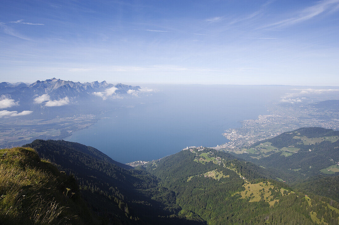 Blick vom Gipfel Rochers de Naye auf Montreux und Genfersee, Kanton Waadt, Schweiz
