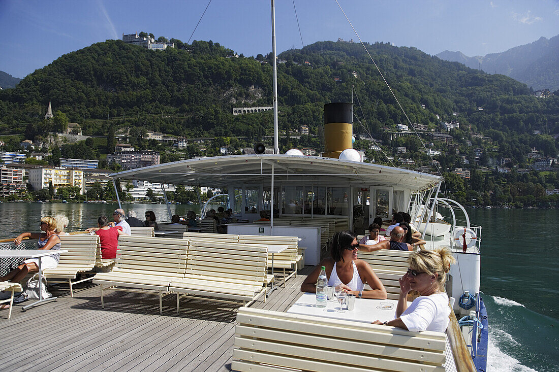 Passagiere auf einem Ausflugsdampfer, Montreux, Kanton Waadt, Schweiz