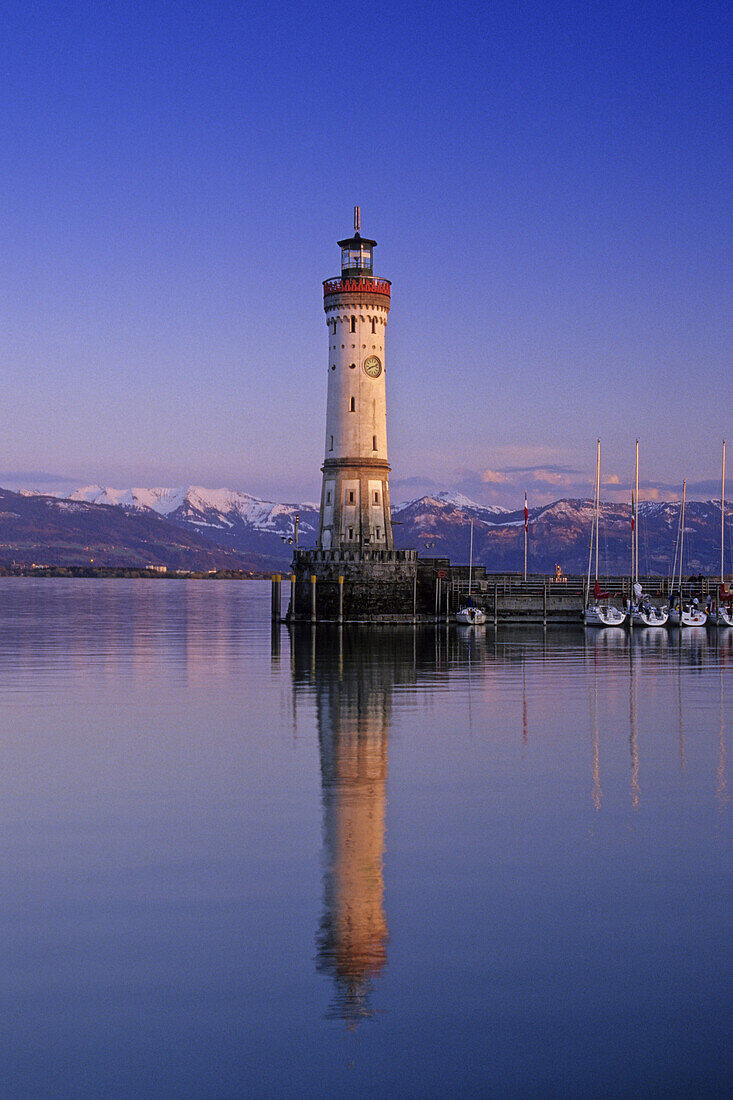 Leuchtturm an der Hafeneinfahrt, Lindau am Bodensee, Bayern, Deutschland