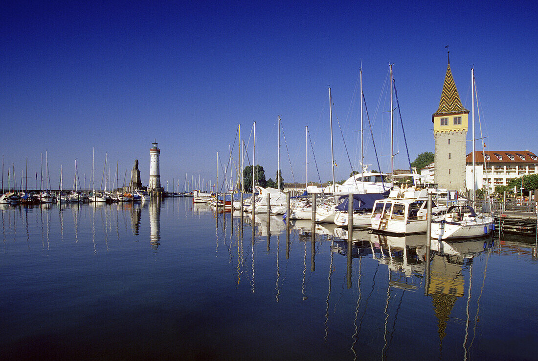 Boote liegen im Hafen im Sonnenlicht, Lindau, Bodensee, Baden-Württemberg, Deutschland