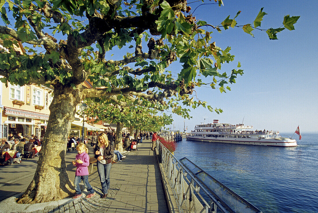 Ausflugsschiff und Menschen auf der Uferpromenade, Meersburg, Bodensee, Baden-Württemberg, Deutschland