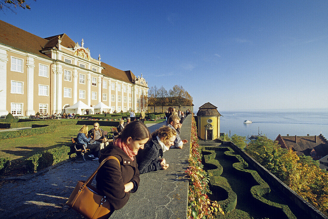 Menschen auf der Schlossterrasse mit Blick auf den See, Meersburg, Bodensee, Baden-Württemberg, Deutschland