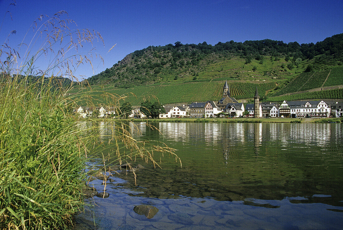 Blick über die Mosel auf Hatzenport mit Fährturm und Weinbergen, Hatzenport,Mosel, Rheinland-Pfalz, Deutschland