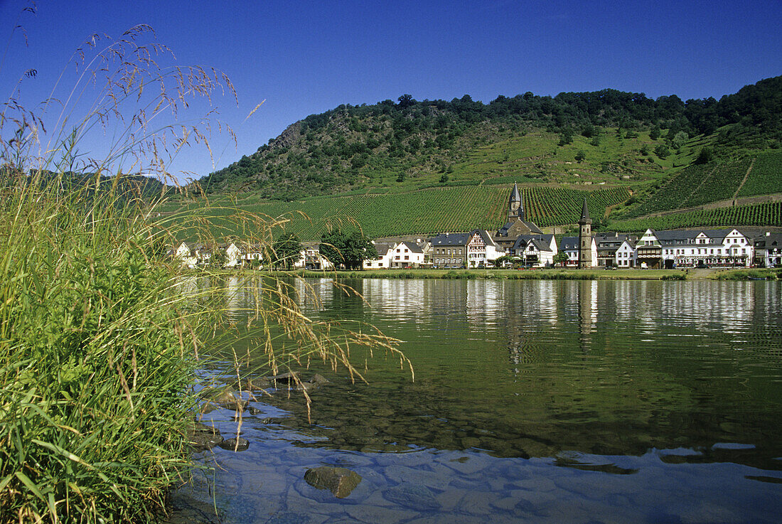 View over Mosel river to Hatzenport with ferry tower and vineyards, Hatzenport, Mosel, Rhineland-Palatinate, Germany