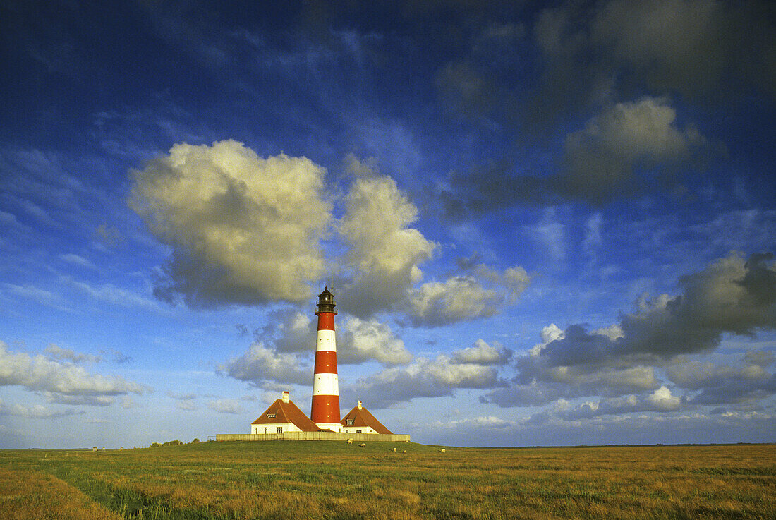 Leuchtturm Westerhever unter Wolkenhimmel, Halbinsel Eiderstedt, Nordfriesland, Schleswig-Holstein, Deutschland