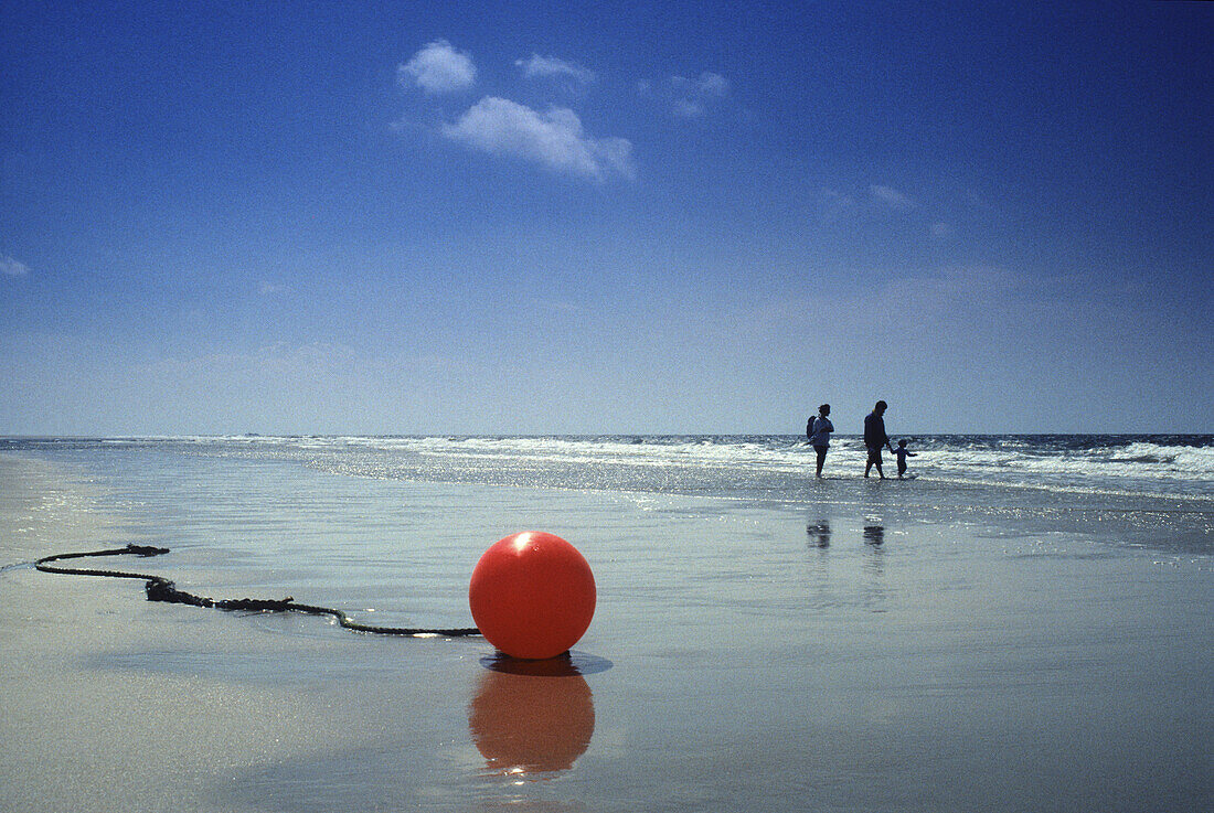 Boje am Strand, Familie im Hintergrund, Kniepsand, Insel Amrum, Schleswig-Holstein, Deutschland