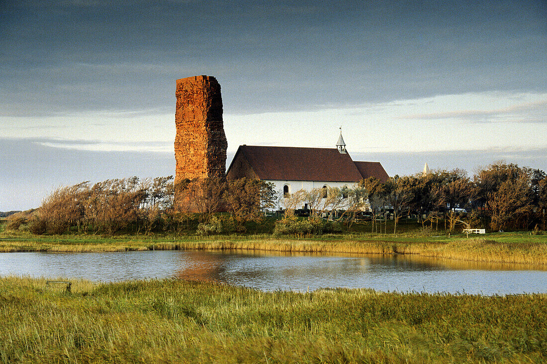 Salvatorkirche und Turmruine, Insel Pellworm, Schleswig-Holstein, Deutschland