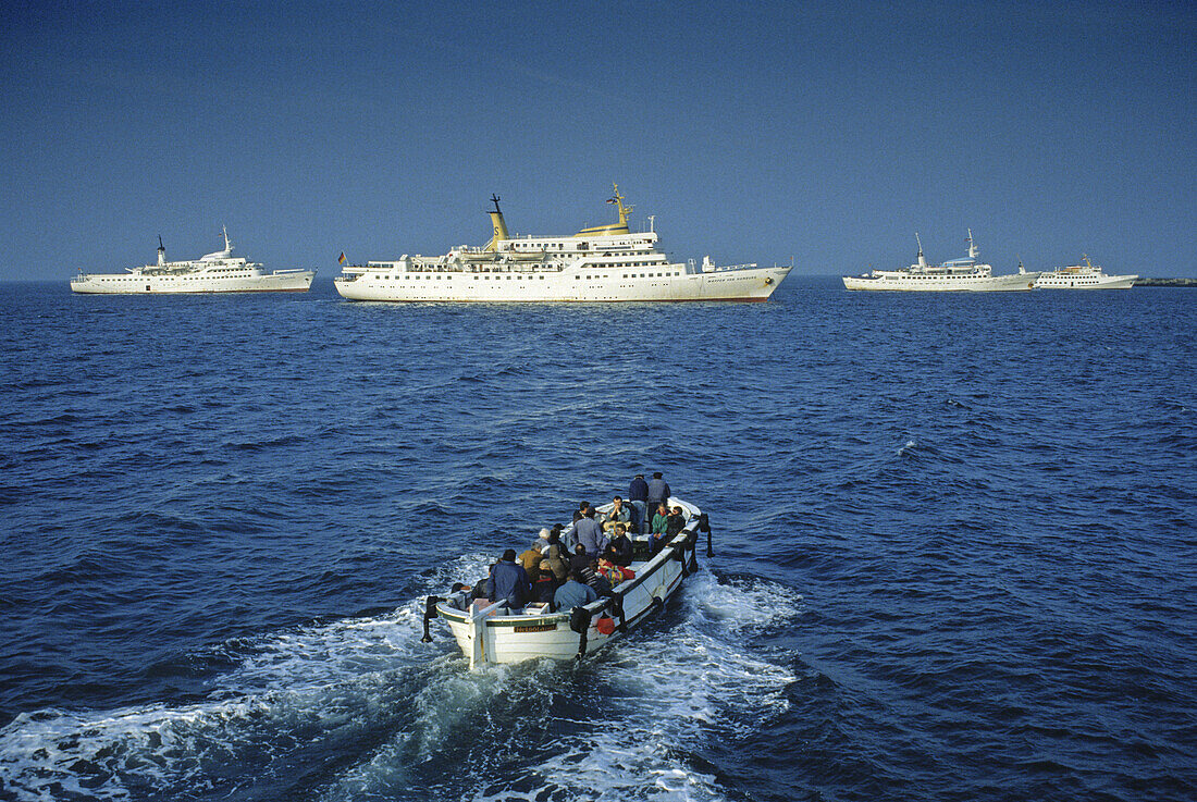 Menschen in einem Börteboot auf dem Weg zu Ausflugsschiffen auf dem Meer, Nordfriesland, Nordsee, Schleswig-Holstein, Deutschland