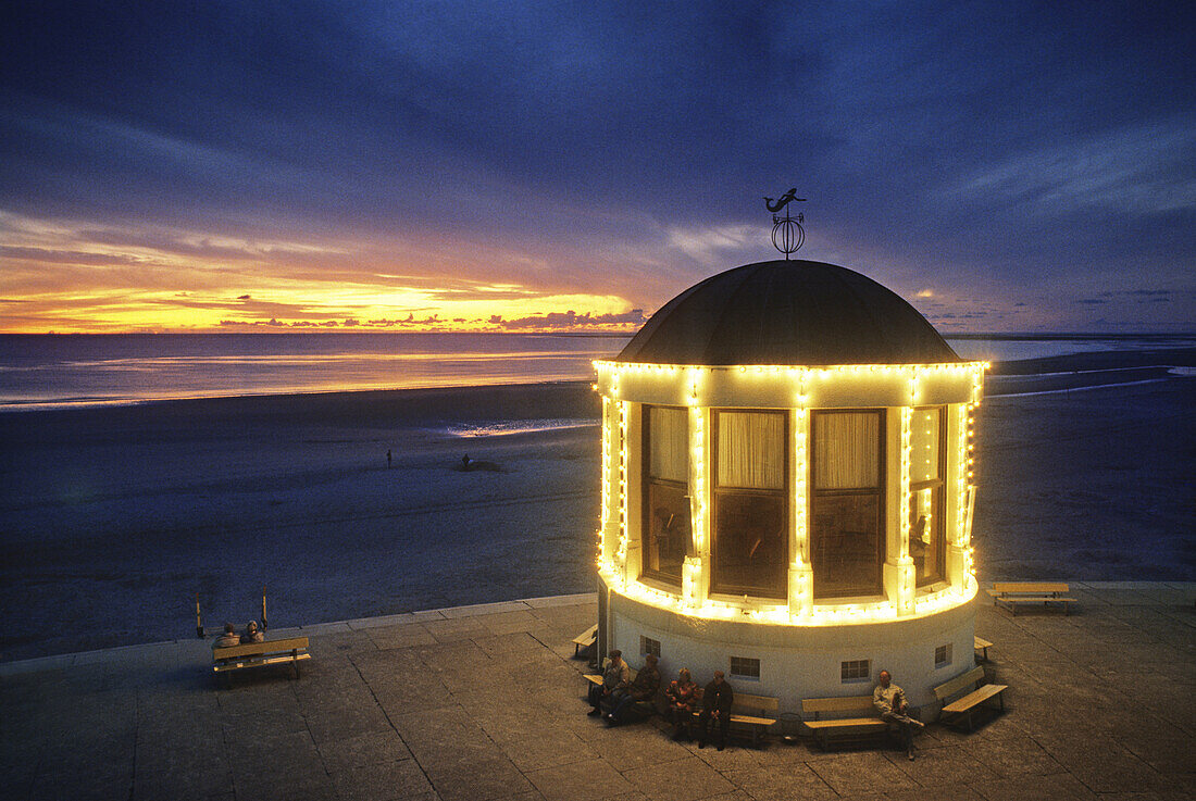 Beleuchteter Strandpavillon in der Abenddämmerung, Insel Borkum, Ostfriesland, Nordsee, Niedersachsen, Deutschland