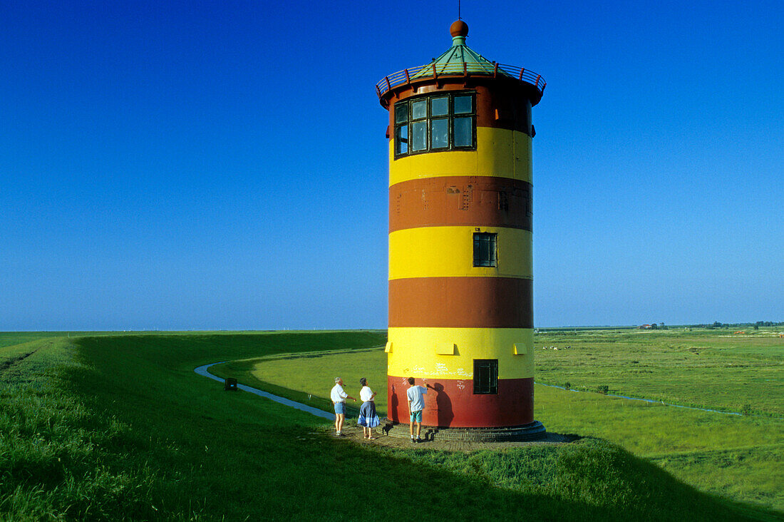 Leuchtturm unter blauem Himmel, Ostfriesland, Niedersachsen, Deutschland