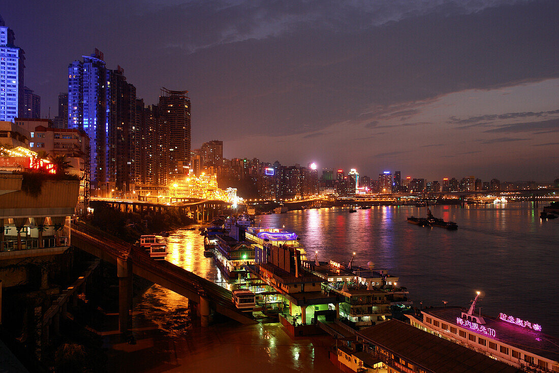 Fluß Kreuzfahrtschiffe vor der Skyline, Chongqing, China, Asien