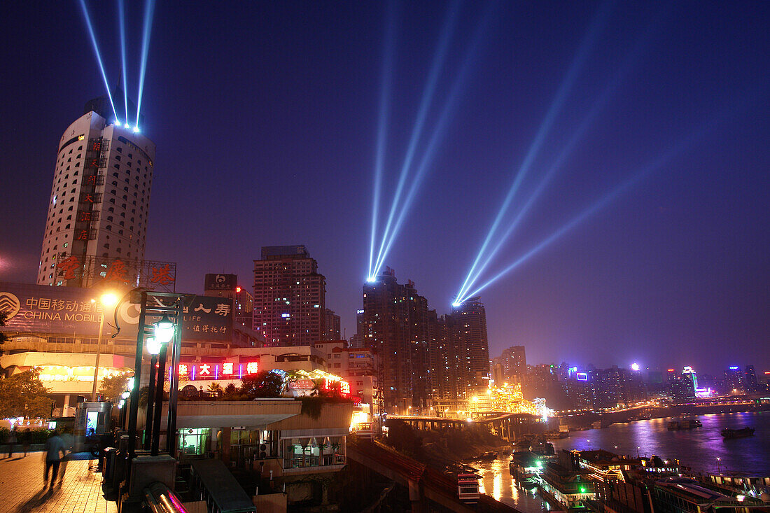 Abendstimmung mit Scheinwerfern auf Wolkenkratzer in Chongqing, China, Asien