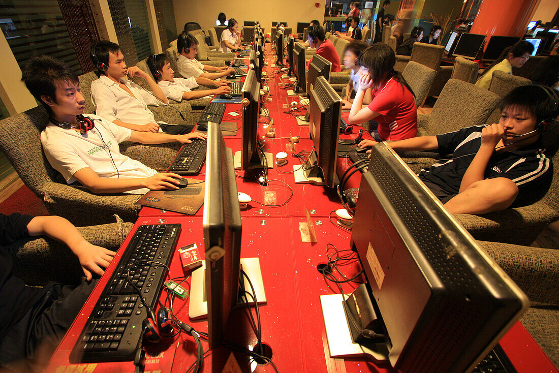 Leute am PC in einem Internet Café in Chongqing, China, Asien