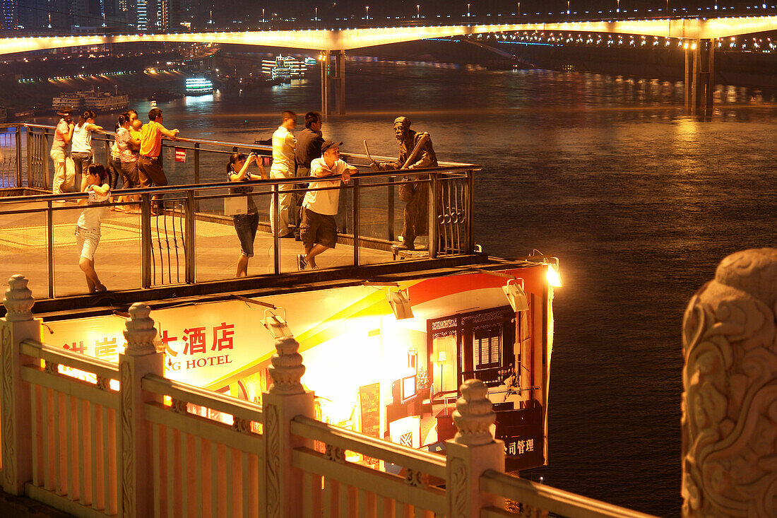 Terrasse über dem Jialing Fluß, Chongqing, China, Asien