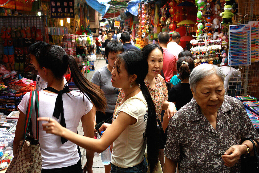 Bunter chinesischer Markt mit Fussgängern in Chongqing, China, Asien