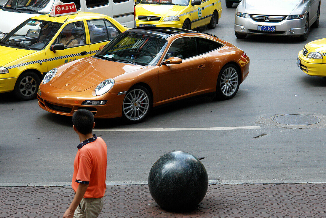 Der Porsche und der arme Mann,  Statussymbol, Chongqing, China, Asien