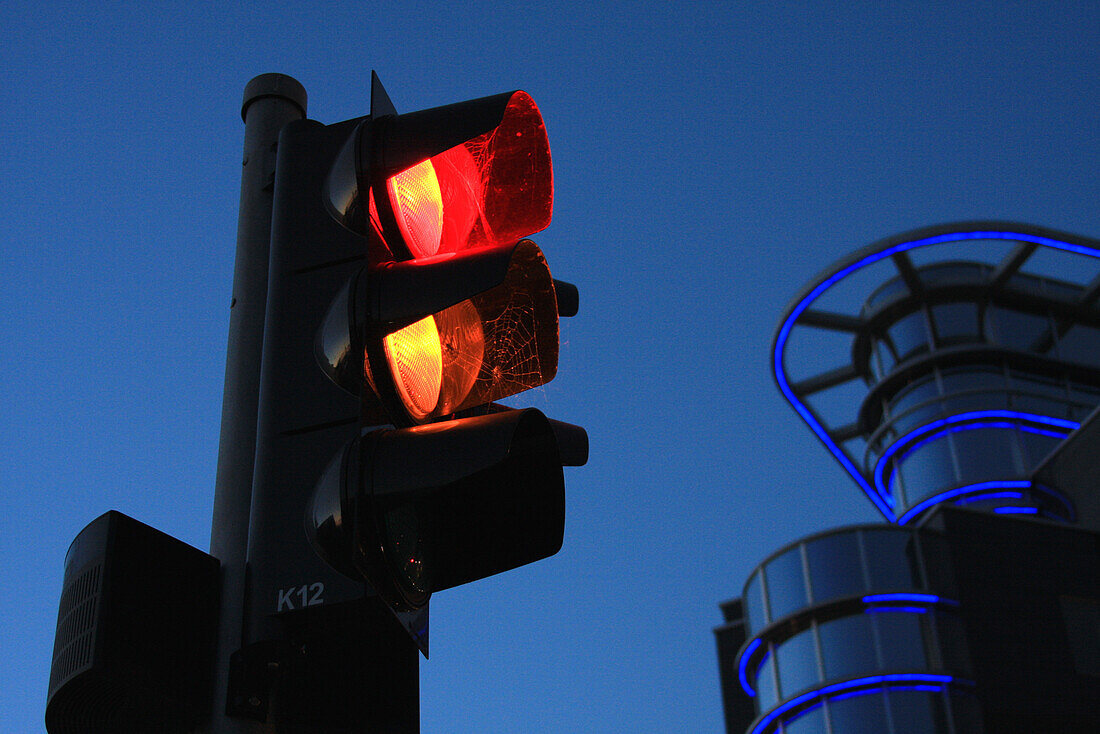 Ampel bei rot gelb, Berlin, Deutschland