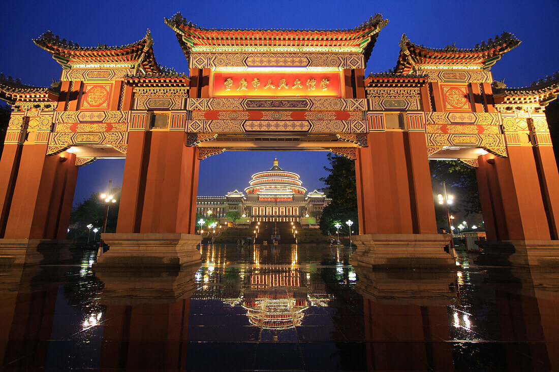 Eingang der Volkskonzerthalle in Chongqing, China, Asien