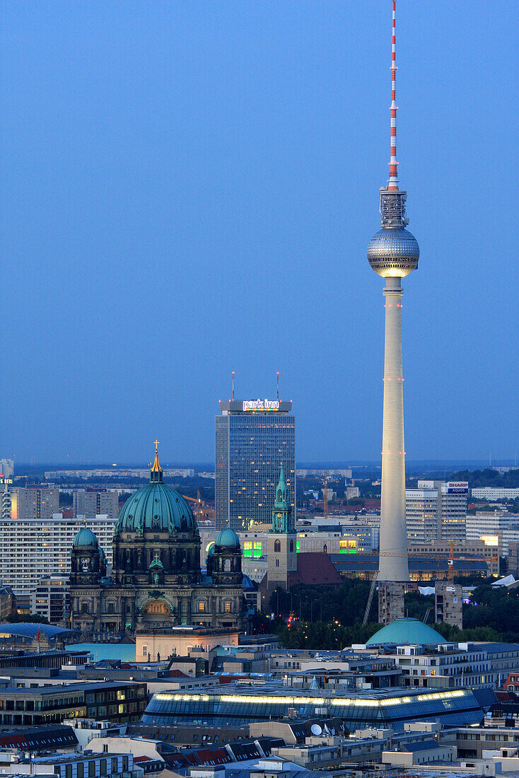 Blick auf Berlin Mitte mit Fernsehturm am Abend, Deutschland