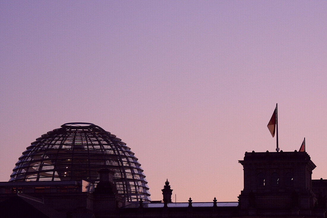 Reichstagskuppel im Abendlicht, Berlin, Deutschland