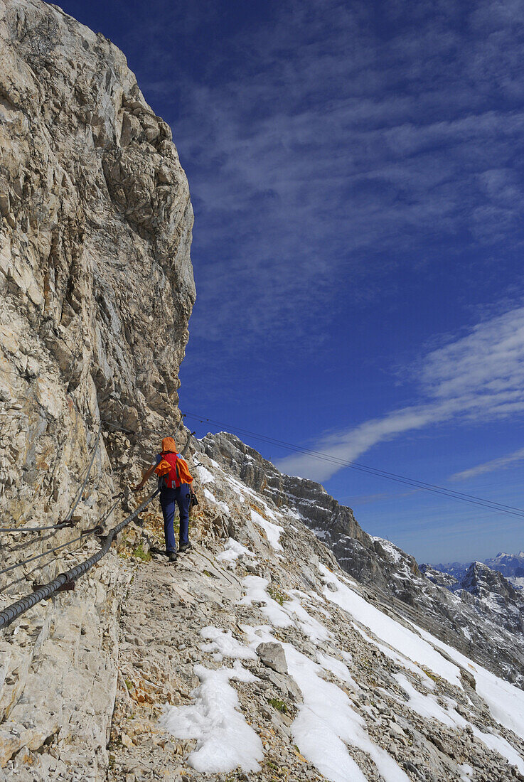 Frau auf dem Klettersteig vom Zugspitzplatt zur Zugspitze, Wettersteingebirge, Oberbayern, Bayern, Deutschland