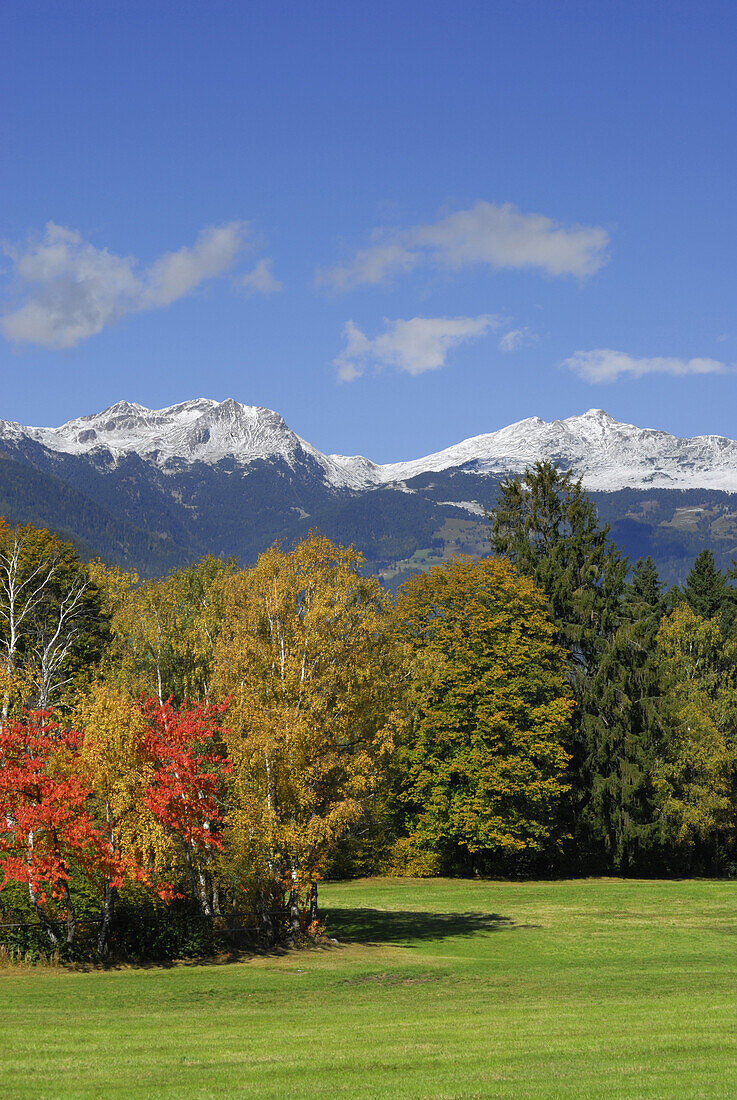 Grödnertal im Herbst mit Sarntaler Alpen im Hintergrund, Dolomiten, Südtirol, Italien