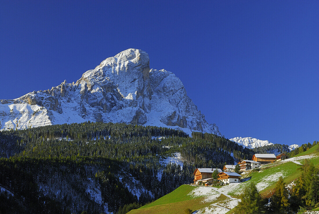 Farmhouses, mount Peitlerkofel in background, valley Gadertal, Trentino-Alto Adige/Südtirol, Italy