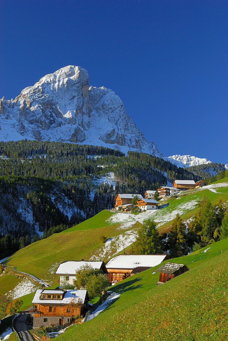 Südtiroler Bauernhöfe unter dem Peitlerkofel, Gadertal, Dolomiten, Südtirol, Italien