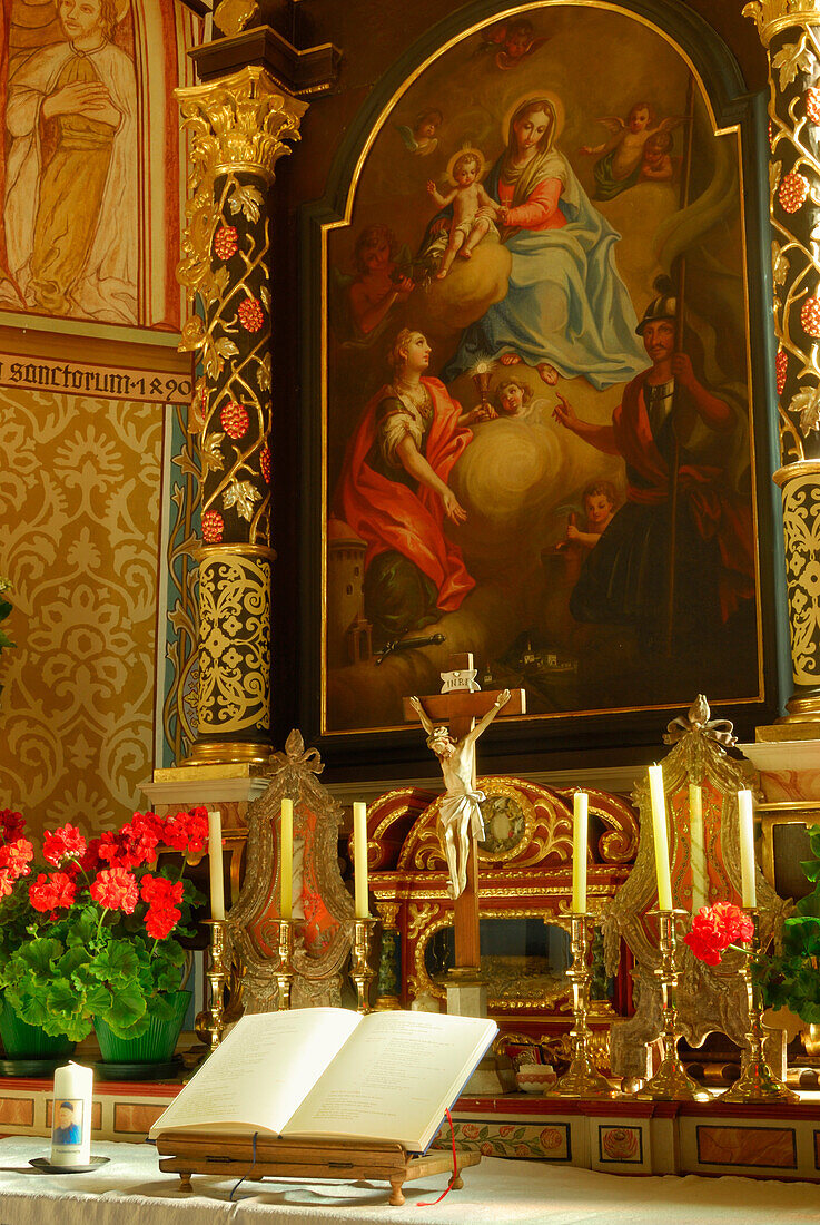 Altar in der Kirche St. Barbara, Gadertal, Dolomiten, Südtirol, Italien