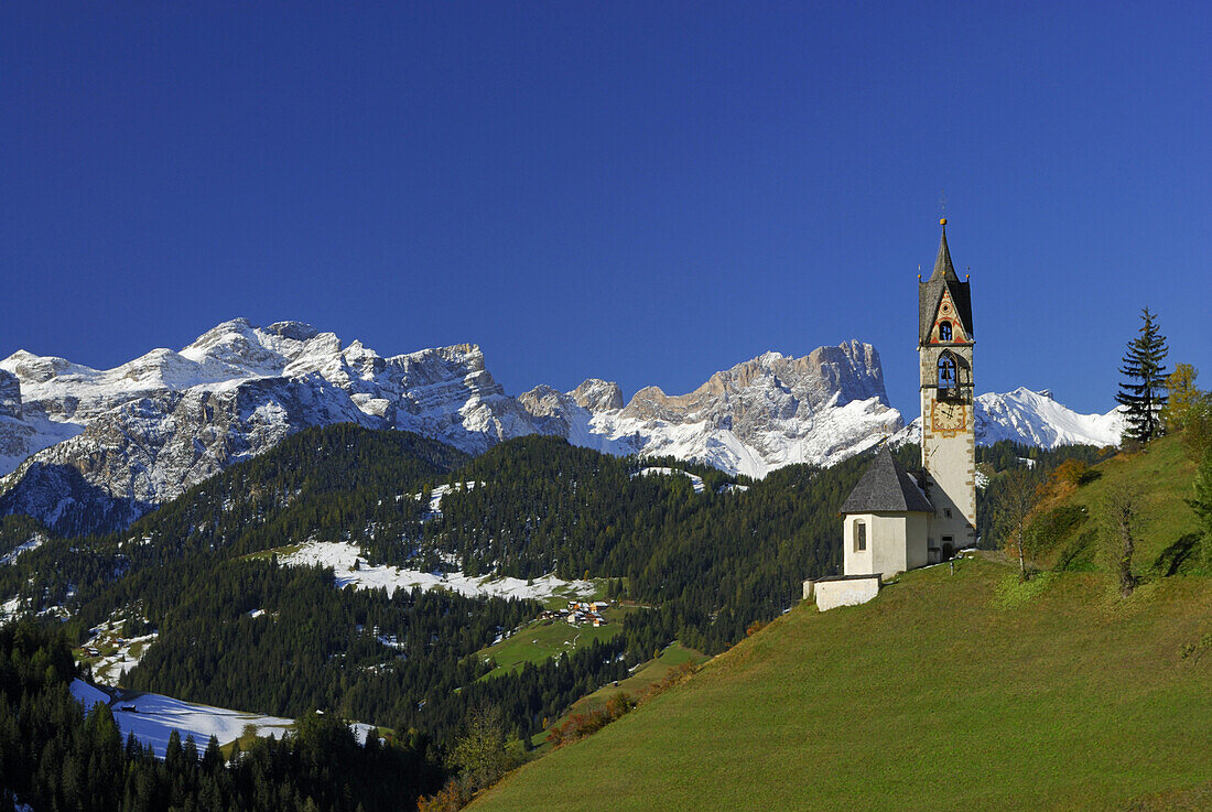 Kirche zur hl. Barbara mit Wasserkofel, Gadertal, Südtirol, Italien