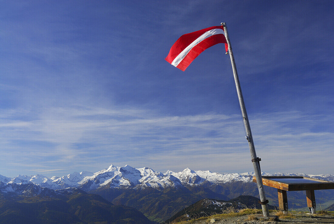 Österreichische Fahne auf dem Hundstein, Hohe Tauern im Hintergrund, Salzburger Schieferalpen, Salzburg, Österreich