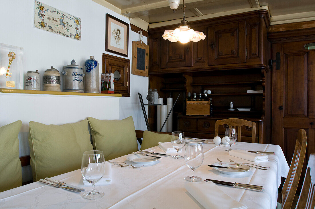 Gedeckte Tisch in Restaurant Taverne Zum Schäfli, Inhaber und Chefkoch Wolfgang Kuchler, Wigoltingen, Region Bodensee, Schweiz