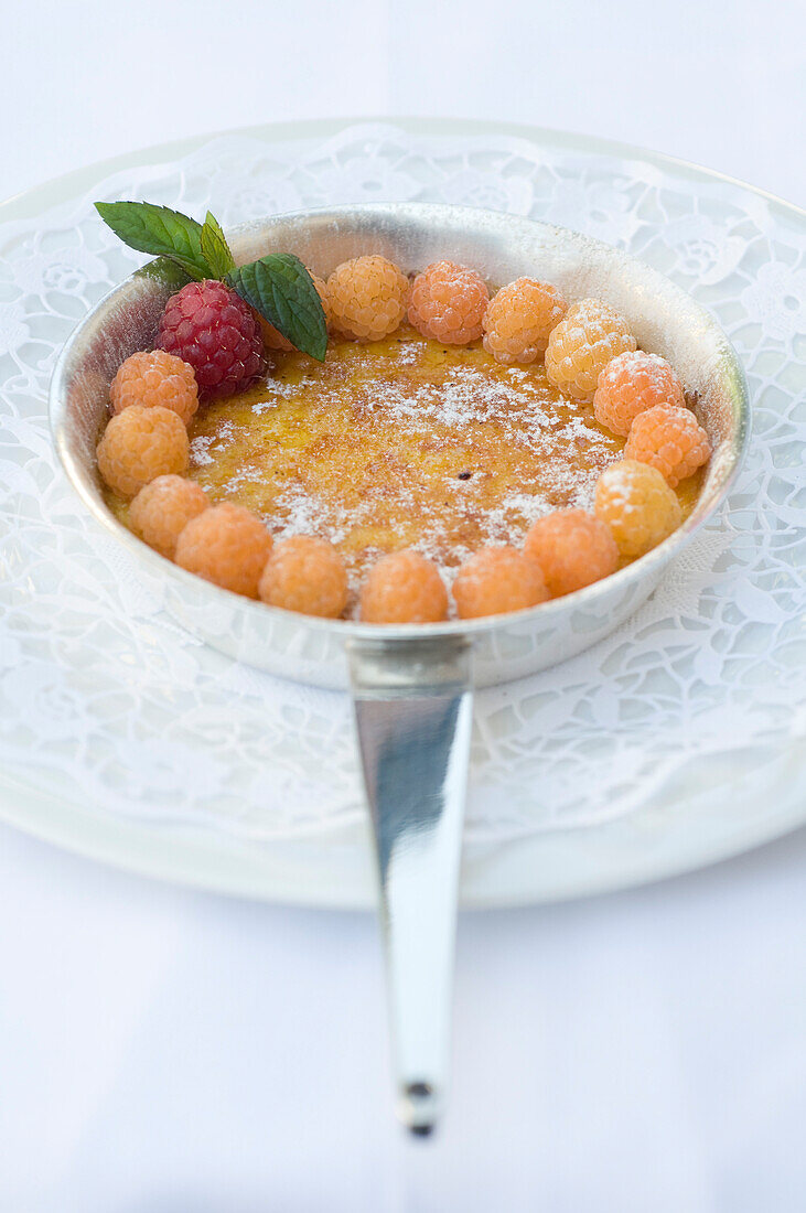 Lavendel Crème brûlée mit Himbeeren in Restaurant Taverne Zum Schäfli, Inhaber und Chefkoch Wolfgang Kuchler, Wigoltingen, Region Bodensee, Schweiz