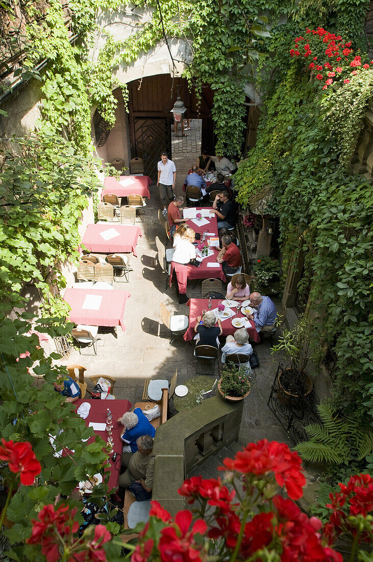 Blick in den Innenhof von einem Weinhaus, Würzburg, Bayern, Deutschland