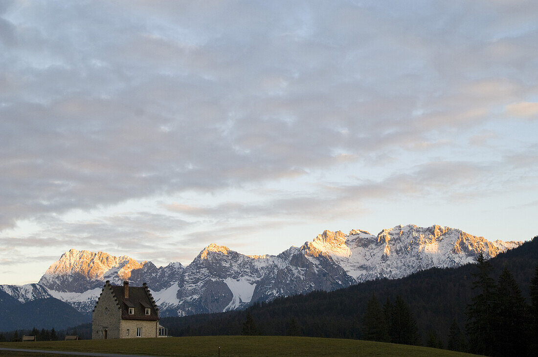 Hotel mit Karwendel im Hintergrund, Werdenfelser Land, Bayern, Deutschland