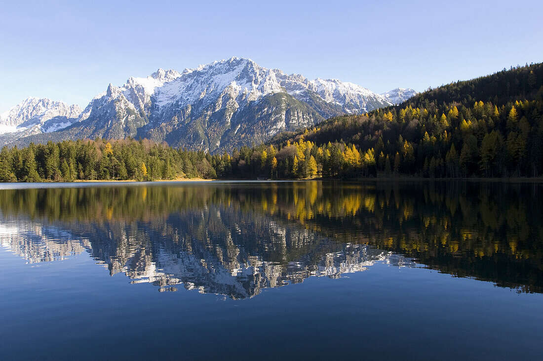 Blick über den Lautersee zum Karwendelgebirge, Mittenwald, Werdenfelser Land, Bayern, Deutschland