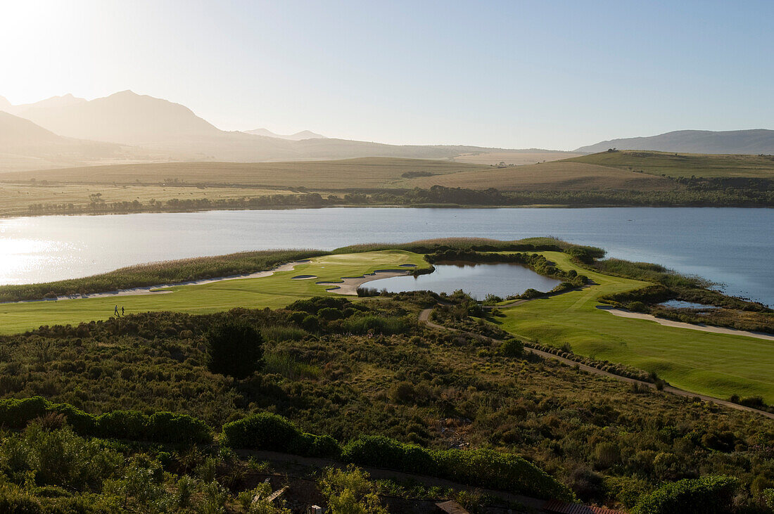 Blick auf einen Golfplatz vor der Bot River Lagune, Hermanus, Westkap, Südafrika, Afrika