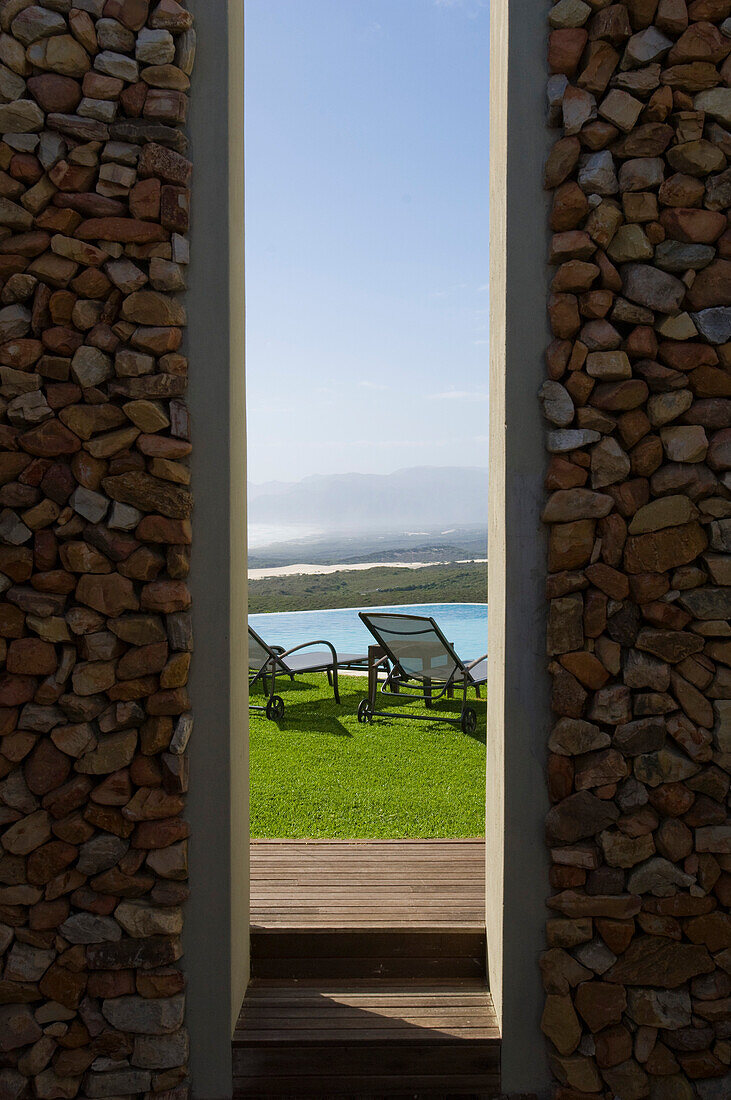 Blick auf Liegestühle und Pool über der Walker Bucht, Gansbaai, Südafrika, Afrika