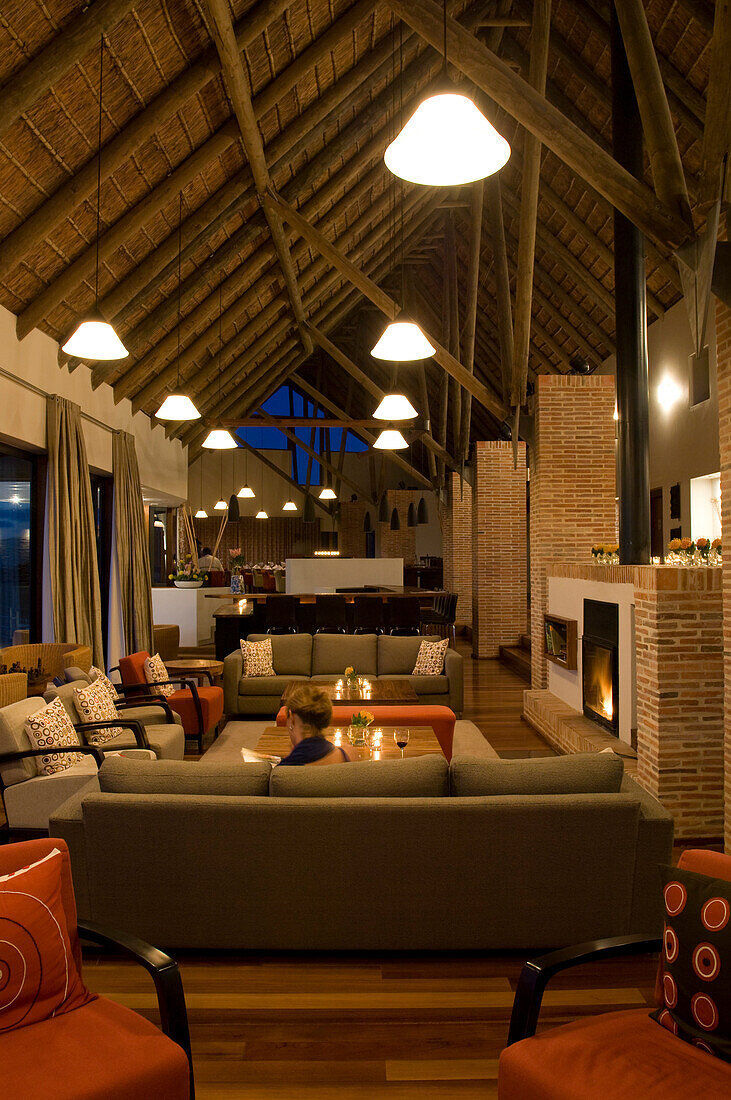 Innenansicht der Lounge der Forest Lodge am Abend, Gansbaai, Südafrika, Afrika